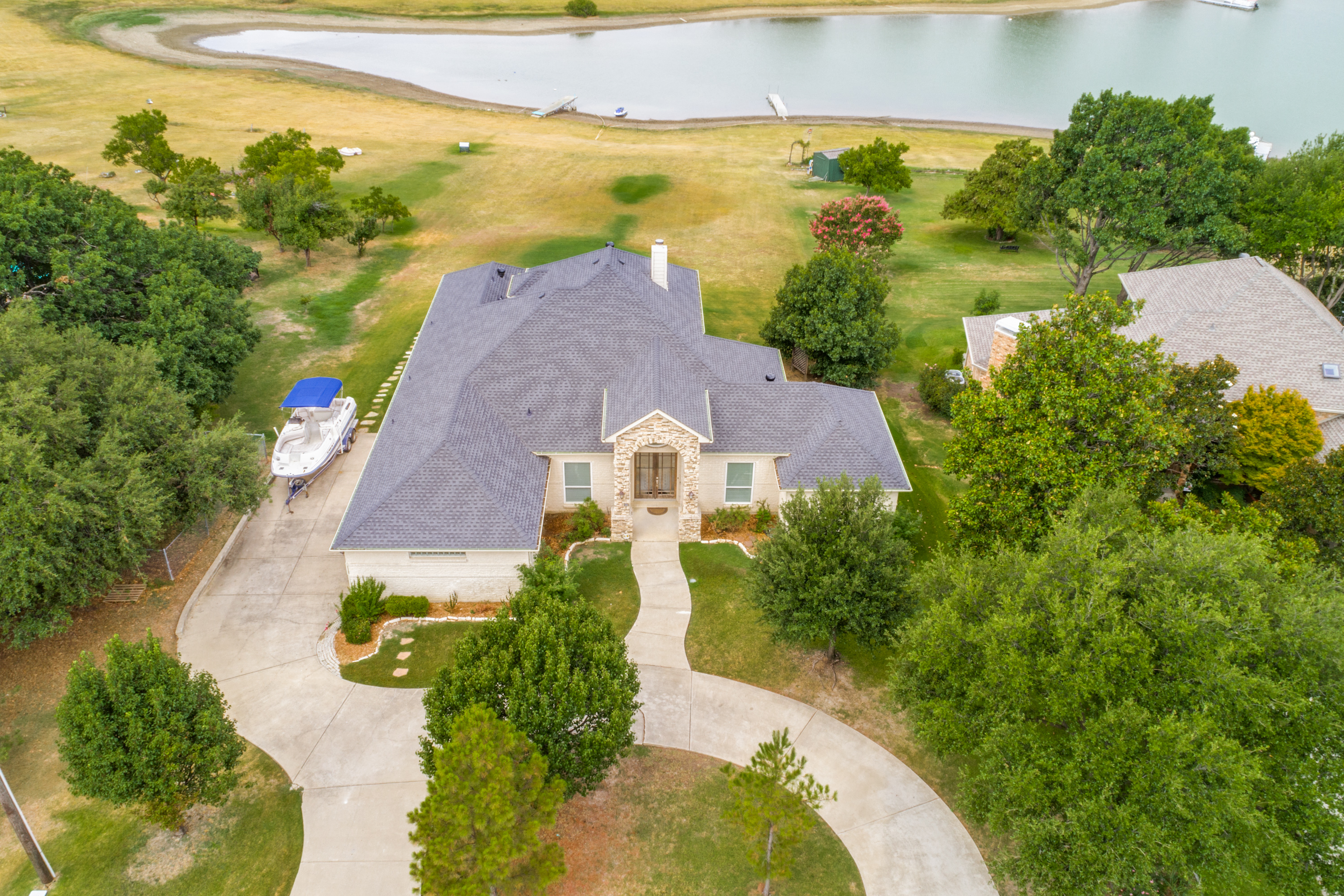 Sitting on 0.627 acres in a prestigious Frisco location affords you over 100' water frontage in this lakefront home.